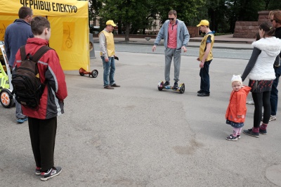 У центрі Чернівців за 60 гривень можна покататись на сігвеї (ФОТО)