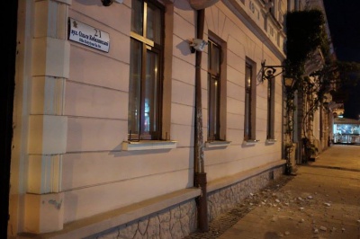 У Чернівцях з будинку на Кобилянської обвалився шматок фасаду (ФОТО)
