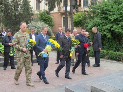 Буковинці поклали квіти до пам'ятника Буковинському куреню (ФОТО)