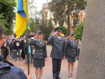 Буковинці поклали квіти до пам'ятника Буковинському куреню (ФОТО)