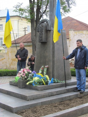 Буковинці поклали квіти до пам'ятника Буковинському куреню (ФОТО)