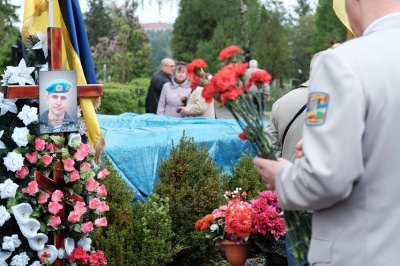 У Чернівцях покладали квіти до могил героїв Небесної сотні та загиблих в АТО (ФОТО)
