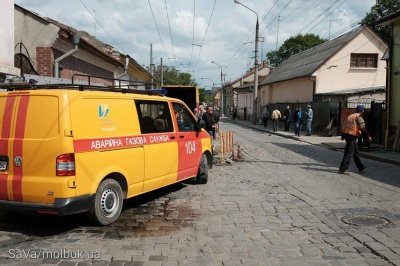 Через прорив газової труби у Чернівцях перекрили частину вулиці Руської (ФОТО)