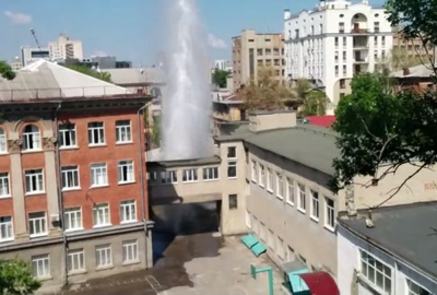 У дворі харківської школи забив 15-метровий "фонтан" (відео)
