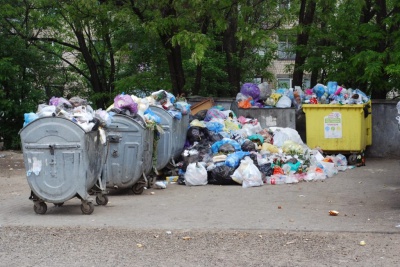 Через борги депутата міськради мікрорайон у Чернівцях потонув у смітті (ФОТО)