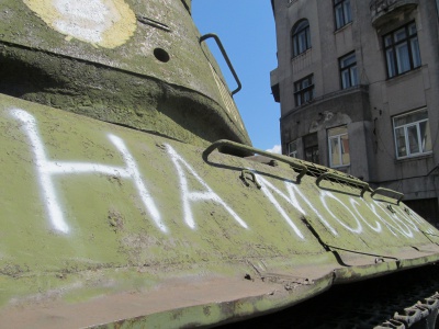 У Чернівцях розписали танк Нікітіна (ФОТО)