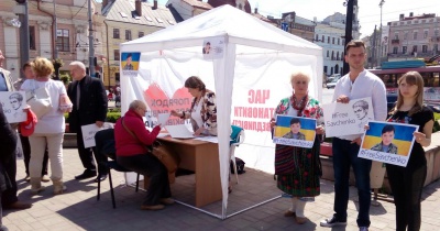 У день народження Надії Савченко чернівчани написали їй листи (ФОТО)