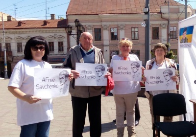 У день народження Надії Савченко чернівчани написали їй листи (ФОТО)