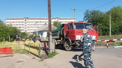 У Чернівцях вантажівка, в якої відпало колесо, ледь не потрапила під потяг (ФОТО)