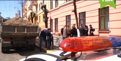У центрі Чернівців поліцейські затримали вантажівку з гравієм без документів