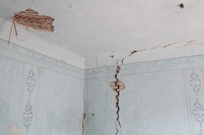 У Чернівцях жінка 11 років судиться з комунальниками за будинок, який тріснув (ФОТО)
