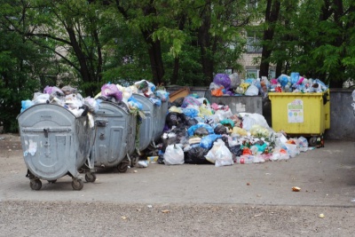 Мер Чернівців доручив розірвати контракт з фірмою депутата міськради, яка не прибрала сміття у місті