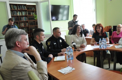 Чернівецькі поліцейські безкоштовно вивчатимуть англійську мову (ФОТО)