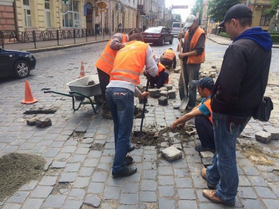 У Чернівцях ремонтують бруківку на вулиці Головній (ФОТО)