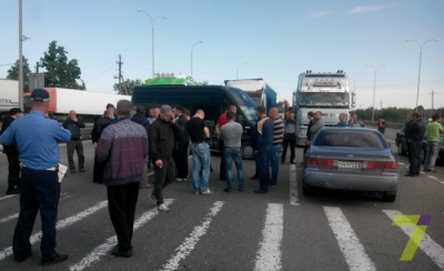 Далекобійники перекрили трасу Одеса-Київ, вимагають переглянути нові правила Укртрансбезпеки