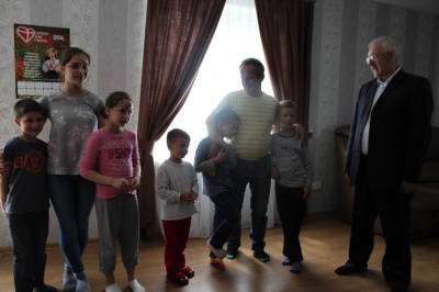 Сім’я, де панує любов: на Буковині у багатодітній родині - 17 дітей