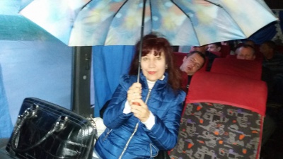 Пасажири маршруту "Чернівці - Одеса" їздять під парасолями: в автобусі протікає дах (ФОТО)