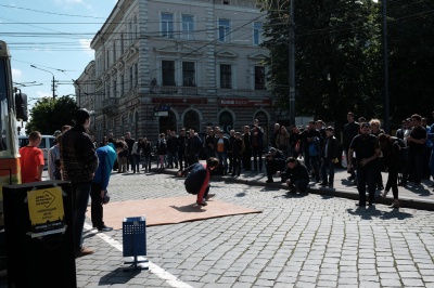 У Чернівцях розфарбували тролейбус, який курсуватиме містом з музикою (ФОТО)