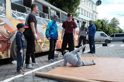 У Чернівцях розфарбували тролейбус, який курсуватиме містом з музикою (ФОТО)