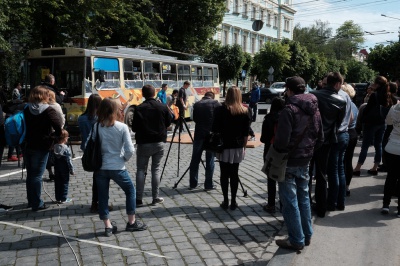 У Чернівцях розфарбували тролейбус, який курсуватиме містом з музикою (ФОТО)