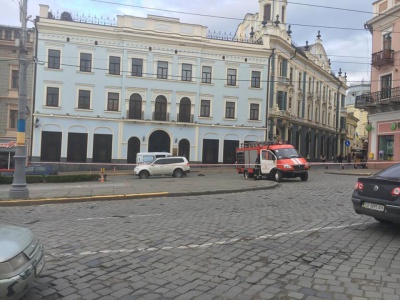 Біля Нацбанку в Чернівцях шукали вибухівку (ФОТО)