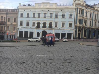 Біля Нацбанку в Чернівцях шукали вибухівку (ФОТО)