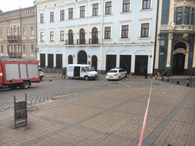 Біля Нацбанку в Чернівцях шукали вибухівку (ФОТО)