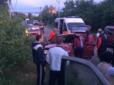 У Чернівцях мікроавтобус зіткнувся з легковиком: у машині застрягла жінка (ФОТО)