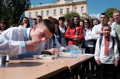 Чернівчани у вишиванках їли вареники на швидкість і танцювали гопак (ФОТО)