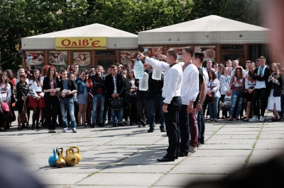 Чернівчани у вишиванках їли вареники на швидкість і танцювали гопак (ФОТО)