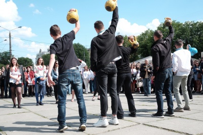 Чернівчани у вишиванках їли вареники на швидкість і танцювали гопак (ФОТО)