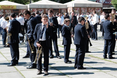У центрі Чернівців духові оркестри вишикувались у формі тризуба (ФОТО)