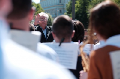 У центрі Чернівців духові оркестри вишикувались у формі тризуба (ФОТО)