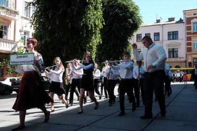 У центрі Чернівців духові оркестри вишикувались у формі тризуба (ФОТО)