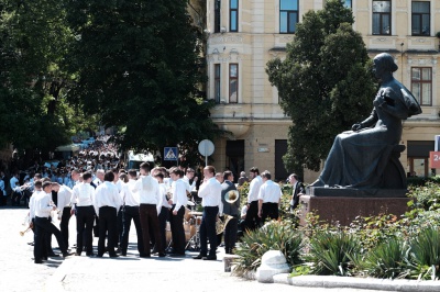 У центрі Чернівців духові оркестри вишикувались у формі тризуба (ФОТО)