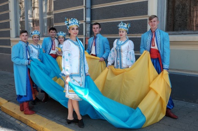 У центрі Чернівців духові оркестри вишикувались у формі тризуба (ФОТО)