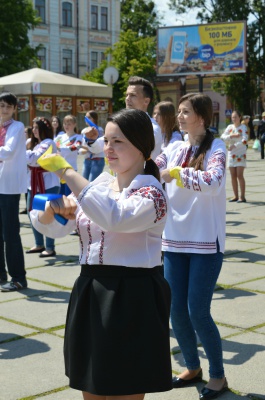 Флешмоб від студентів Чернівецького коледжу дизайну та економіки до дня вишиванки (ФОТО)