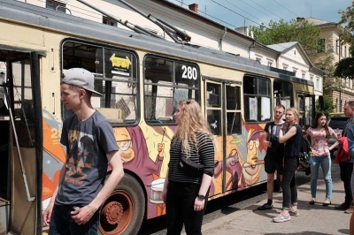 Чернівцями курсує музичний тролейбус (ФОТО)