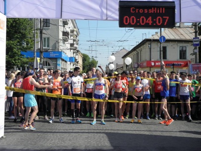 У напівмарафоні CrossHill у Чернівцях взяли участь бігуни з Румунії, Німеччини та Йорданії (ФОТО)