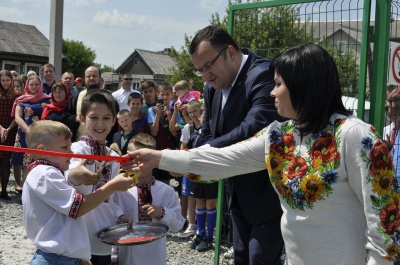 У Чернівцях відкрили штучне футбольне міні-поле (ФОТО)