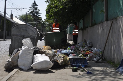 На історичній вулиці Чернівців – перевернуті баки, на тротуарах – сміття (ФОТО, ВІДЕО)