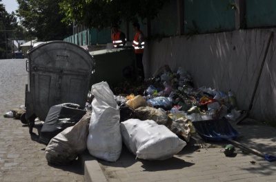 На історичній вулиці Чернівців – перевернуті баки, на тротуарах – сміття (ФОТО, ВІДЕО)