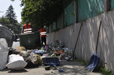 На історичній вулиці Чернівців – перевернуті баки, на тротуарах – сміття (ФОТО, ВІДЕО)