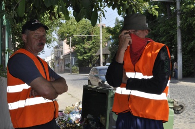 На історичній вулиці Чернівців – перевернуті баки, на тротуарах – сміття (ФОТО, ВІДЕО)