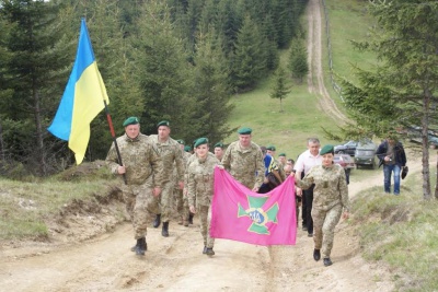 Прикордонники підкорили одну з найвищих вершин Буковинських Карпат (ФОТО)