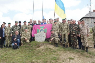 Прикордонники підкорили одну з найвищих вершин Буковинських Карпат (ФОТО)