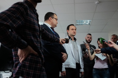 У Чернівцях журналістам провели екскурсію на фірмі, яка виготовляє деталі для "Фольксвагена" (ФОТО)
