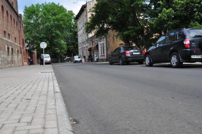 Біля Резиденції у Чернівцях ремонтують дві вулиці (ФОТО)