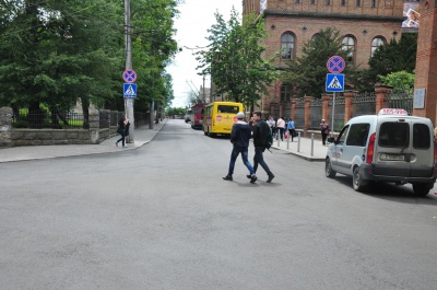 Біля Резиденції у Чернівцях ремонтують дві вулиці (ФОТО)