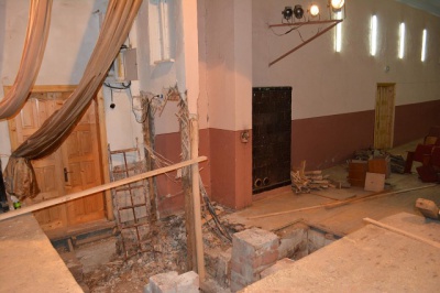 Стіна може обвалитись будь-якої миті: в Путилі догниває будинок культури (ФОТО)